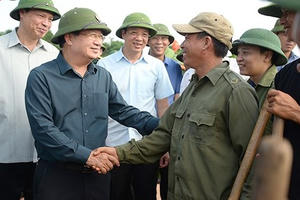 Phó Thủ tướng thị sát tuyến đê xung yếu và công tác ứng phó bão số 6