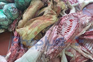 “Bắt tận tay” 1 tấn thịt lợn đang phân hủy “tuồn” ra thị trường