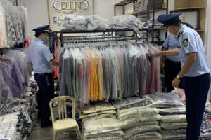 Phát hiện 3.459 sản phẩm quần áo giả mạo nhãn hiệu nổi tiếng tại Quảng Bình và Bắc Ninh