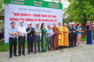 CLB Báo chí Phú Thọ tại Hà Nội phối hợp với một số đơn vị trồng cây tại Đền Hùng hướng về ngày Giỗ Tổ Hùng Vương