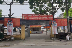 Nhiều tiểu thương chợ Kim Nỗ đã phải ra vỉa hè bán hàng khi chưa được ký hợp đồng