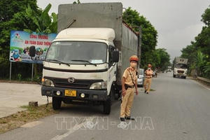 Xử lý một lái xe tải 'thông chốt' kiểm dịch y tế