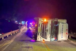 Kon Tum: Xe tải lật đè xe con trên đèo Lò Xo khiến 4 người thương vong Kon Tum: Xe tải lật đè xe con trên đèo Lò Xo khiến 4 người thương vong