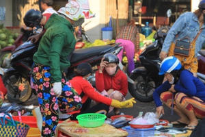 Xăng giảm giá, người dân "đua nhau" tích trữ