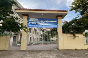 Phó hiệu trưởng bị tố sờ ngực nữ sinh trong phòng làm việc