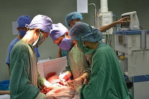 Phẫu thuật cắt bỏ khối u nặng hơn 6kg trong bụng Phẫu thuật cắt bỏ khối u nặng hơn 6kg trong bụng