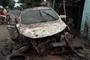 Đắk Lắk: Xe ô tô mất lái tông sập cổng nhà dân lúc rạng sáng khiến 4 người bị thương Đắk Lắk: Xe ô tô mất lái tông sập cổng nhà dân lúc rạng sáng khiến 4 người bị thương