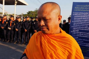 4000 cảnh sát vây bắt sư trụ trì nghi rửa tiền