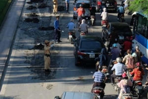 Hà Nội: Phố Trần Duy Hưng tắc nghẽn vì xe chở bùn đất