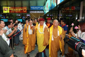 Phật tử, người dân dâng hoa cung đón Đức Pháp Vương Gyalwang Drukpaa