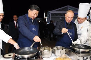 Video: Ông Putin và ông Tập Cận Bình đeo tạp dề, cùng nhau làm bánh