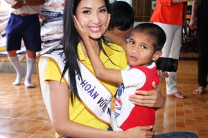 H'Hen Niê đi từ thiện ngay sau khi đăng quang Hoa Hậu Hoàn Vũ