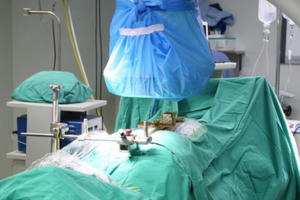 Bệnh viện tuyến tỉnh đầu tiên ứng dụng mổ robot trong phẫu thuật cột sống