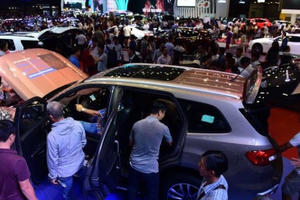 Đua nhau mua ô tô, Việt Nam chi tiền "khủng" mua xe nhập và linh kiện ngoại