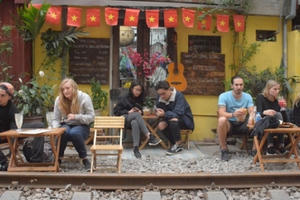 Cà phê sát đường ray - Nơi “sống ảo” tiềm ẩn nhiều rủi ro của giới trẻ Cà phê sát đường ray - Nơi “sống ảo” tiềm ẩn nhiều rủi ro của giới trẻ