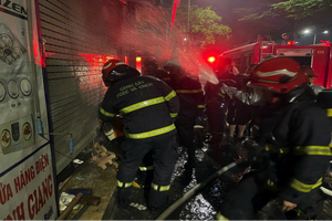 Lực lượng chức năng liên tiếp khống chế nhiều đám cháy tại Hà Nội