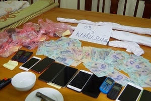 Đột kích sới bạc thu giữ nhiều súng đạn và hơn 100 triệu đồng