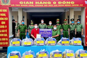 Những khoảnh khắc gần dân của người chiến sĩ công an