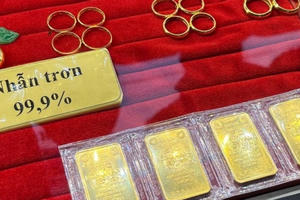 Chênh lệch giá vàng 19 triệu đồng: Chuyên gia nói do luật đã "lỗi thời"?
