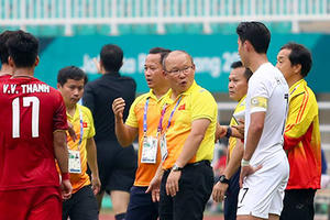 Son Heung Min "láu cá" khi nghe lén thầy trò HLV Park Hang Seo
