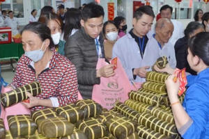 Ấm lòng "phiên chợ tết 0 đồng" cho bệnh nhân nghèo