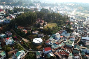 Cận cảnh Dinh tỉnh trưởng - di sản hoang phế ở Đà Lạt