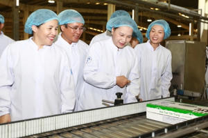 Vinamilk chia sẻ khó khăn với trẻ em vùng lũ