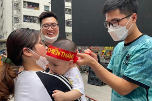 Màn hình LED khổng lồ tại khu chung cư vạn dân, giúp cư dân cổ vũ cho trận chung kết "nảy lửa"