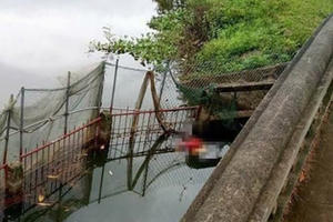Hà Nội: Bàng hoàng phát hiện thi thể nữ công nhân dưới ao nước