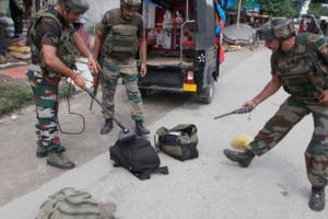 Ấn Độ: Xả súng và ném lựu đạn kinh hoàng, ít nhất 28 người thương vong