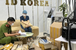 Không có bằng cấp, nhân viên thực hiện nâng ngực cho khách