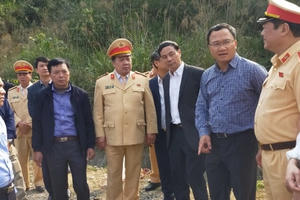 Ủy ban ATGT Quốc gia kiểm tra hiện trường vụ lật xe 7 người tử vong tại Thanh Hóa Ủy ban ATGT Quốc gia kiểm tra hiện trường vụ lật xe 7 người tử vong tại Thanh Hóa