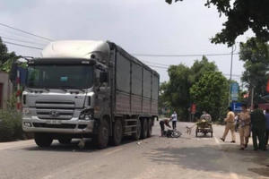 [Clip]: Xe máy lấn làn tông vào đầu xe ô tô tải đi ngược chiều