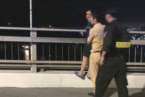 Quảng Ninh: CSGT thuyết phục, giải cứu thành công người phụ nữ có ý định nhảy cầu Bãi Cháy