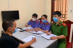 Khống chế bắt giữ đối tượng có 9 tiền án, tiền sự vẫn đi cướp tài sản Khống chế bắt giữ đối tượng có 9 tiền án, tiền sự vẫn đi cướp tài sản