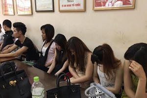 Hà Nội: Hàng chục quái xế và chân dài làm "dịch vụ" bị tạm giữ trong đêm