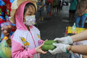 Hàng nghìn trẻ em mất cha hoặc mẹ trong đại dịch COVID-19