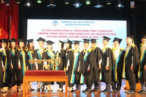 Trường ĐH Kinh Tế Quốc Dân tổ chức Lễ khai giảng khóa 8 và trao Bằng thạc sĩ năm 2018 Trường ĐH Kinh Tế Quốc Dân tổ chức Lễ khai giảng khóa 8 và trao Bằng thạc sĩ năm 2018