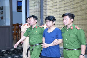 Hải Phòng: Kẻ nghi “ngáo đá” ném bom tự chế vào tiệm vàng khai gì tại công an? Hải Phòng: Kẻ nghi “ngáo đá” ném bom tự chế vào tiệm vàng khai gì tại công an?