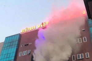 Bệnh viện Bưu Điện phát hỏa, khói bốc nghi ngút nhiều người phát hoảng