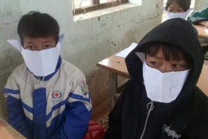 Hiệu trưởng và giáo viên bị phê bình vì tấm ảnh học sinh đeo khẩu trang giấy giữa “cơn bão” Covid-19