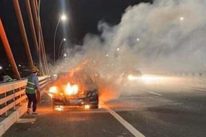 Quảng Ninh: Xế hộp Mercedes bị "bà hỏa" thiêu rụi khi đang lưu thông trên đường