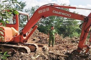 Bắt quả tang công ty nước ngoài chôn hơn 3 tấn rác thải nguy hại ở Đồng Nai