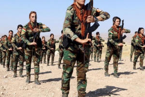 Hình ảnh quốc tế ấn tượng: Dàn "bóng hồng" người Kurd cầm súng khổ luyện tại Iraq