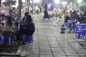 Bài 1: Sau nhắc nhở của Bí thư Thành uỷ, nhiều tuyến phố tại Cầu Giấy, lòng đường, vỉa hè vẫn bị "xẻ thịt"