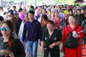 “Bùng nổ” khách Trung Quốc ở Hạ Long “Bùng nổ” khách Trung Quốc ở Hạ Long