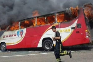 Cháy xe bus dữ dội, 24 hành khách Trung Quốc thiệt mạng Cháy xe bus dữ dội, 24 hành khách Trung Quốc thiệt mạng
