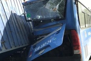 Xe container lật đè xe buýt, nhiều người kêu cứu