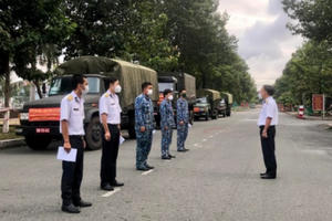 Vùng 2 Hải quân sử dụng ô tô vận tải vận chuyển hàng thiết yếu chống dịch