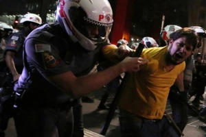 Cảnh sát Brazil dùng đạn hơi cay, vòi rồng khống chế người biểu tình